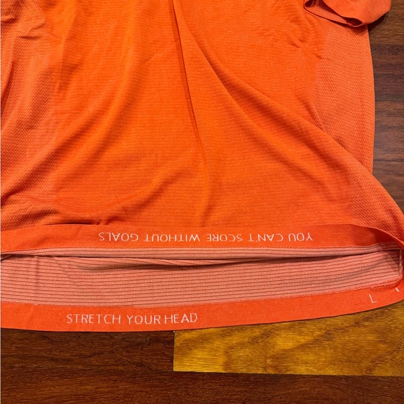 Lululemon metal vent tech t shirt - Picture 3 of 3